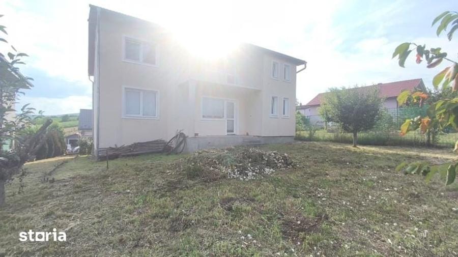 Casă cu 3 camere cu Teren 828 Mp în Șoimuș