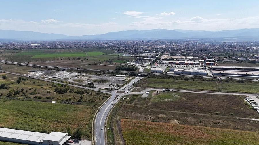Teren de 18500 mp, în Nord