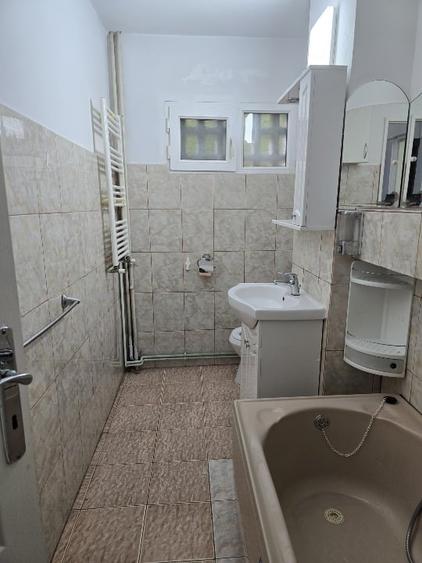 Apartament cu 3 camere semidecomandat în Podu Roș