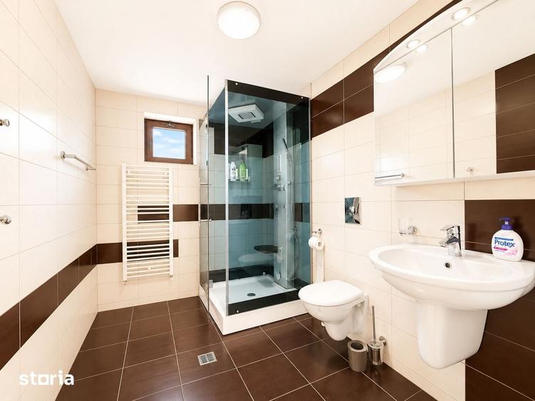 Casă cu 8 camere cu Teren 750 Mp în Central
