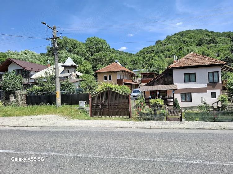 Casă cu 3 camere cu Teren 1320 Mp în Central