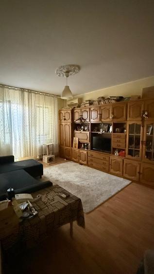 Apartament cu 3 camere decomandat în Berceni