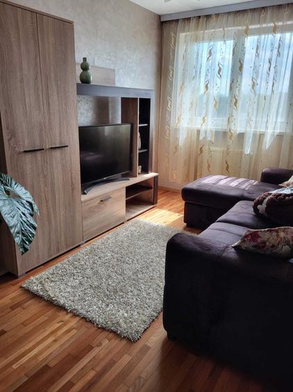 Apartament cu 3 camere semidecomandat în Exterior Vest