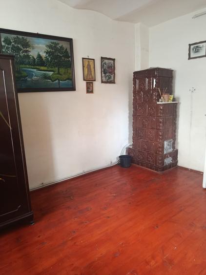 Se oferă spre vânzare o casă cu două nivele situată în Piața Victoriei - 7
