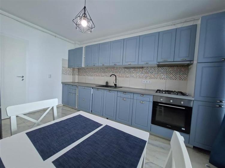 Apartament cu 3 camere decomandat, mobilat în Exterior Sud