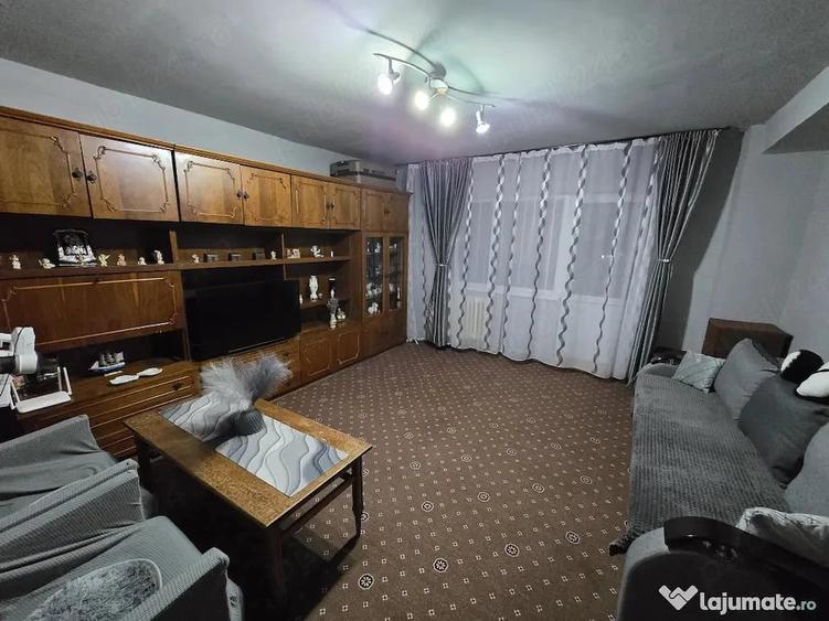 Apartament cu 3 camere decomandat în Teilor