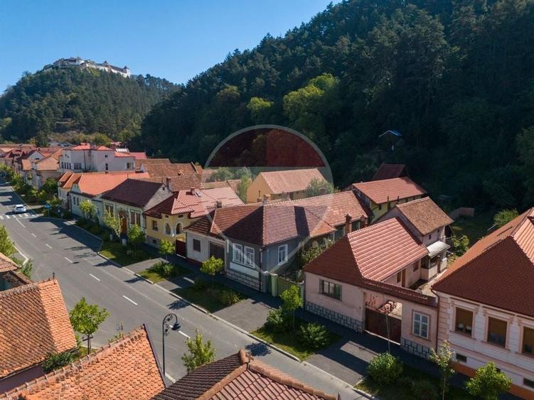 Casă individuală cu 7 camere cu Teren 835 Mp în Central