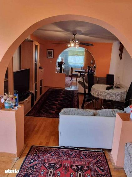 Casă cu 4 camere cu Teren 2000 Mp în Vlădești