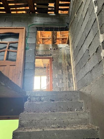 Casă individuală cu 5 camere cu Teren 900 Mp în Berești