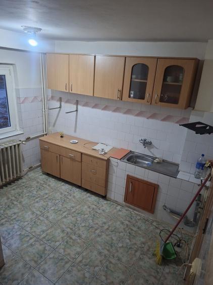 Apartament cu 3 camere decomandat în Prundu