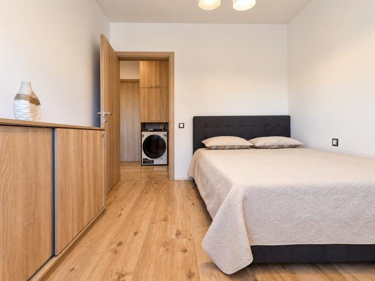 Apartament cu 4 camere decomandat, mobilat în Băneasa