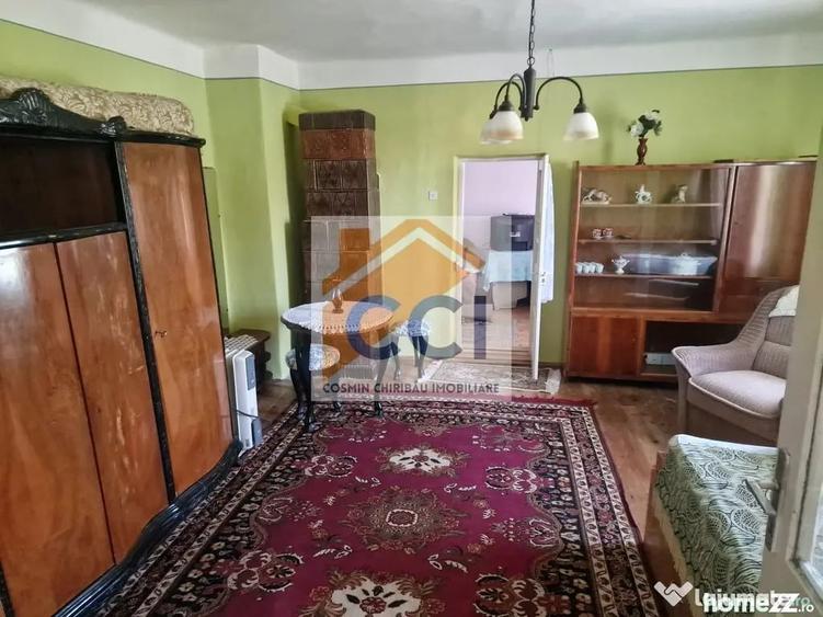Casă cu 5 camere cu Teren 10426 Mp în Est