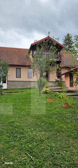 Casă cu 6 camere cu Teren 3000 Mp în Central