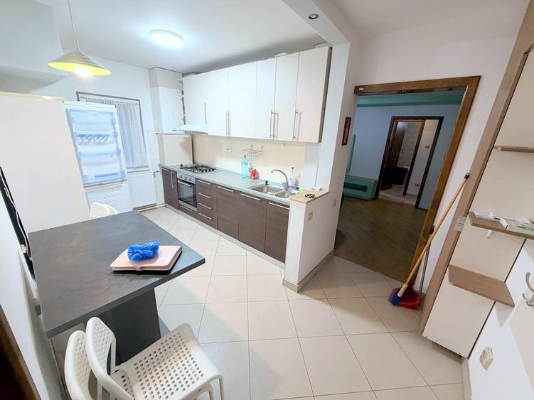 Apartament cu 3 camere semidecomandat, mobilat în Gheorgheni