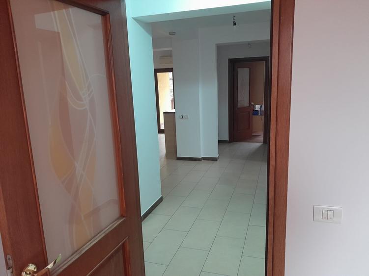 Casă cu 8 camere cu Teren 1450 Mp în Joița