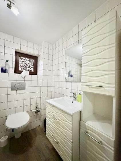Apartament cu 4 camere semidecomandat, mobilat în P-ța Victoriei