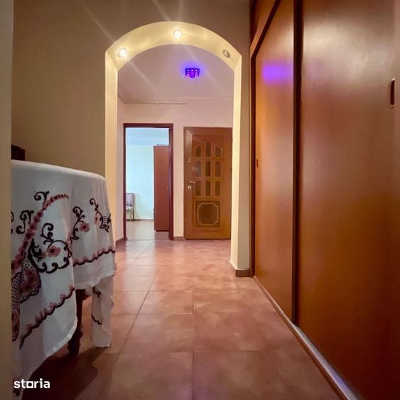 Apartament cu 3 camere decomandat în Micro 12