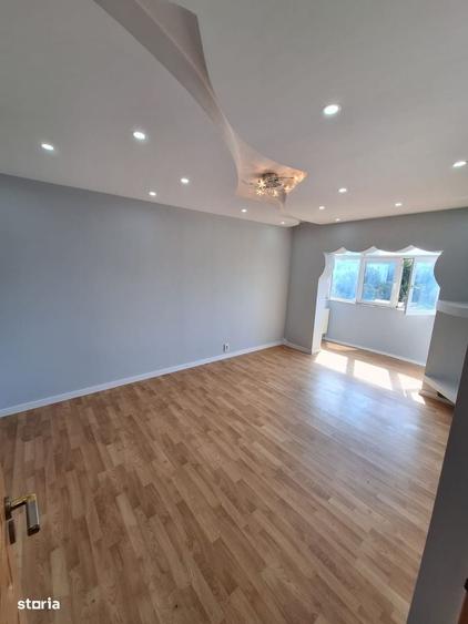 Apartament cu 4 camere decomandat în Craiovița Nouă