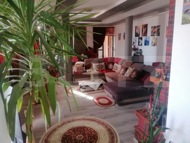 Casă cu 5 camere cu Teren 8800 Mp în Adâncata