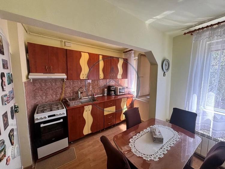 Apartament cu 3 camere semidecomandat în Central