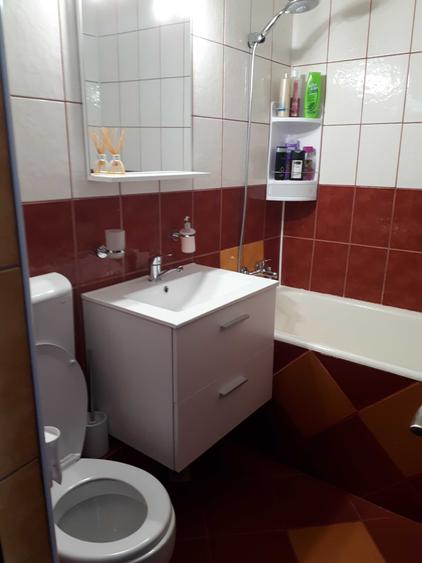Casă cu 2 camere decomandat în Bucur Obor
