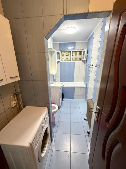 Apartament cu 3 camere semidecomandat în Berceni