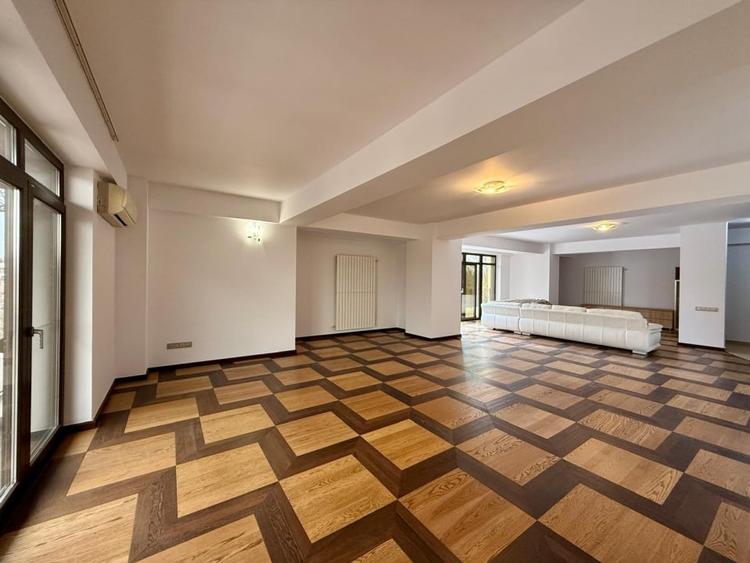 Penthouse cu 4 camere decomandat în Aviatorilor