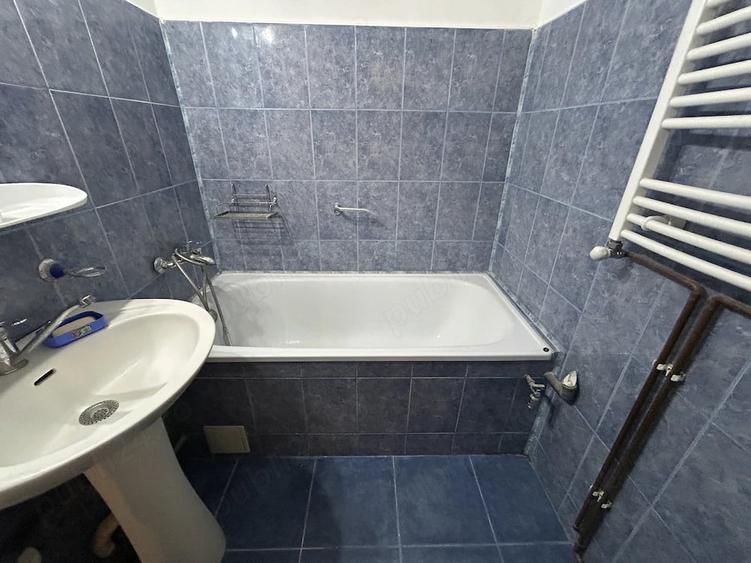 Apartament cu 3 camere semidecomandat în Romanilor