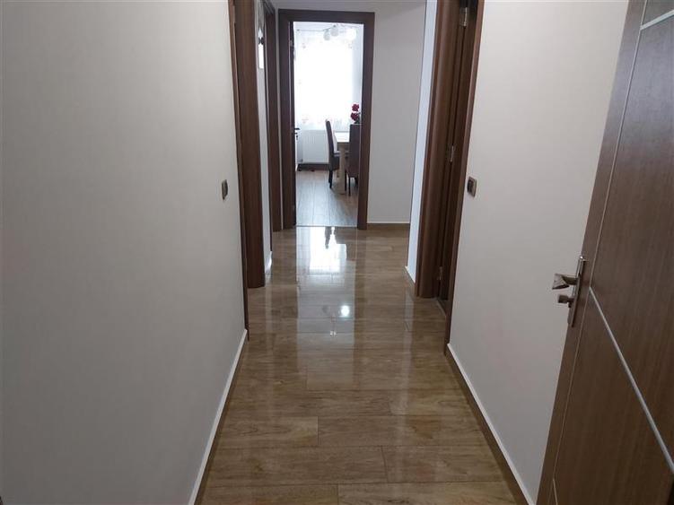 Apartament cu 3 camere decomandat, mobilat în 13 Decembrie