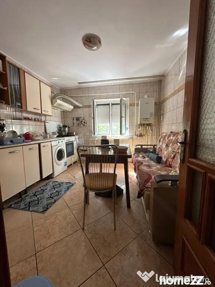 Apartament cu 3 camere semidecomandat în Buzaului