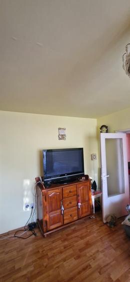 Apartament cu 2 camere semidecomandat, mobilat în Decebal