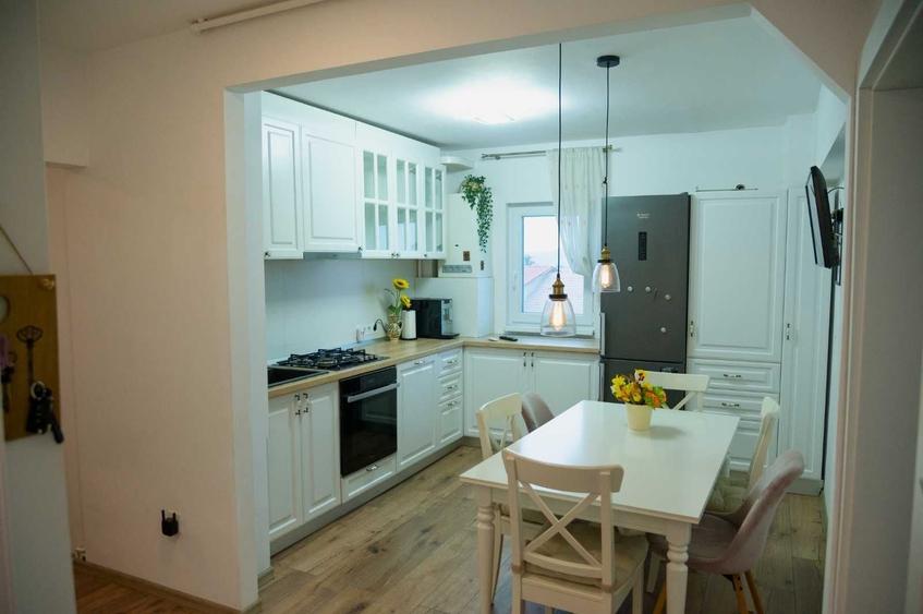 Apartament cu 3 camere decomandat în Exterior Vest