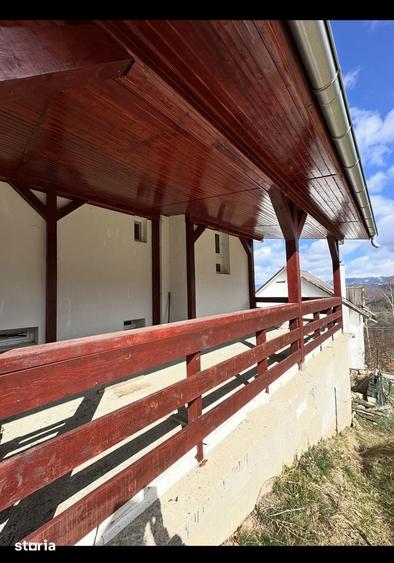 Casă cu 7 camere cu Teren 323 Mp în Petros