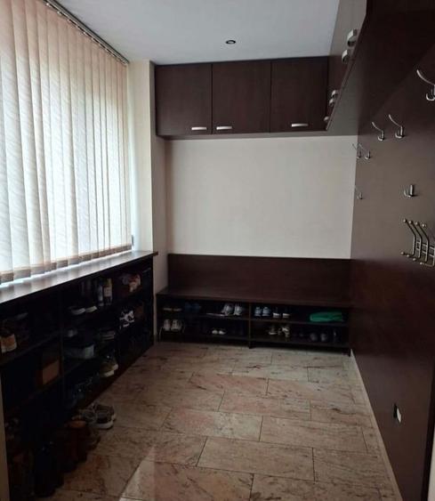 Casă cu 10 camere cu Garaj în Tineretului