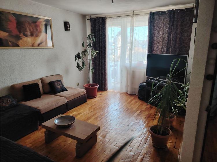 Apartament cu 3 camere decomandat în Central