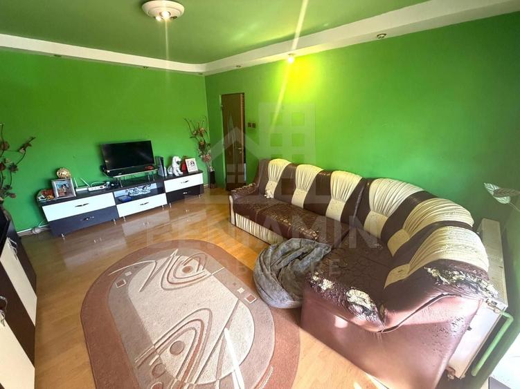 Apartament cu 3 camere semidecomandat în Craiovița Nouă