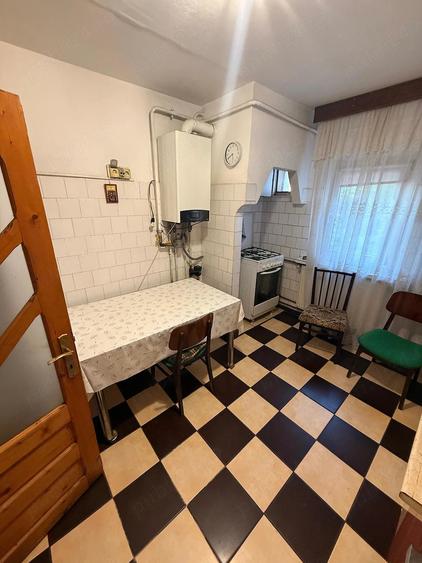 Apartament cu 4 camere decomandat în Craiovița Nouă