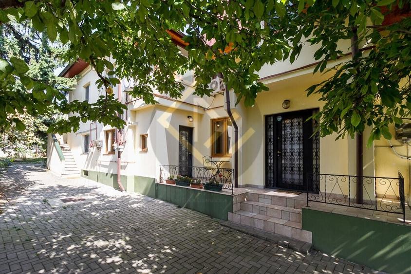 Casă individuală cu 9 camere cu Canalizare în Giulești