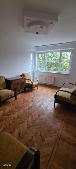 Apartament cu 3 camere semidecomandat în Giulești