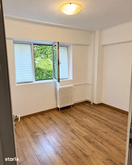 Apartament cu 4 camere semidecomandat în Moșilor