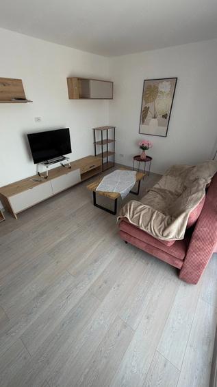 Apartament cu 2 camere decomandat în 1 Decembrie