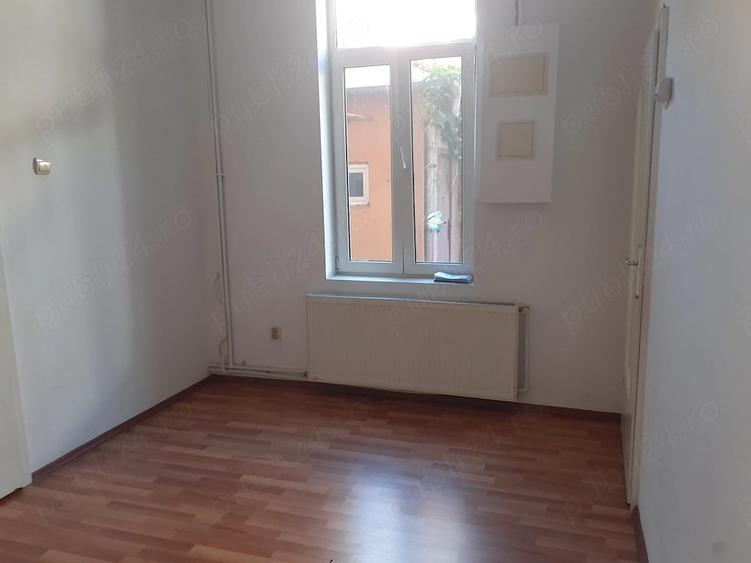 Apartament cu 2 camere decomandat în P-ța Victoriei
