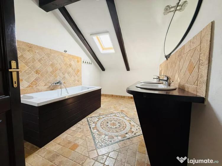 Casă cu 5 camere cu Teren 720 Mp în Sânmihaiu Român