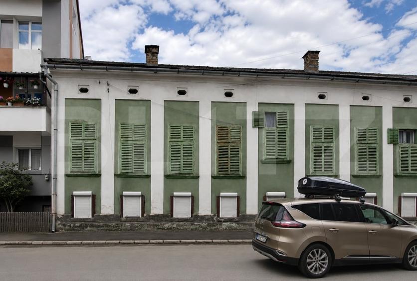 Apartament cu 3 camere semidecomandat, mobilat în Ultracentral