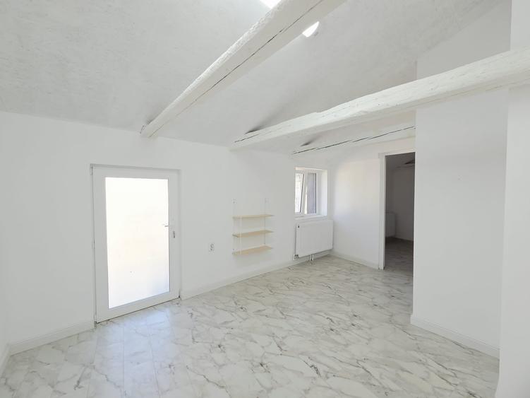 Casă cu 10 camere cu Canalizare în Central