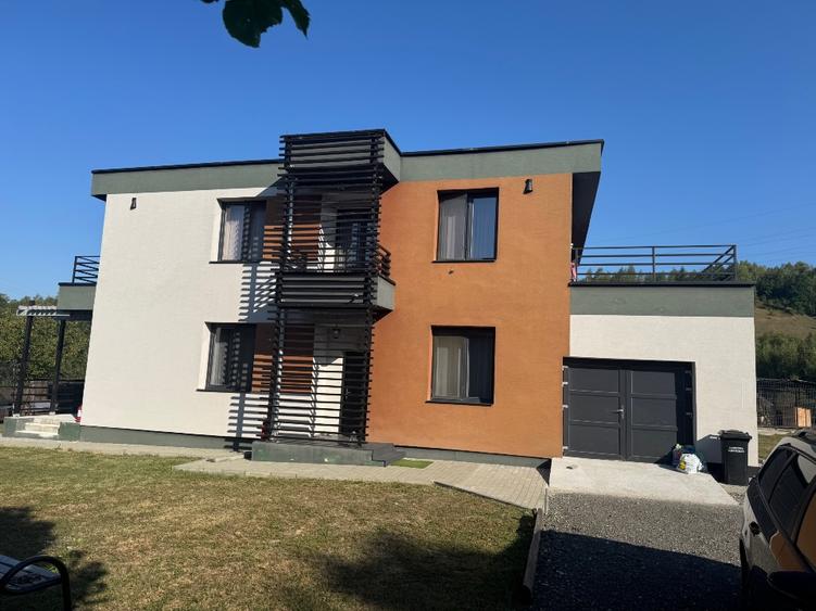 Casă individuală cu 5 camere cu Teren 1000 Mp în Central