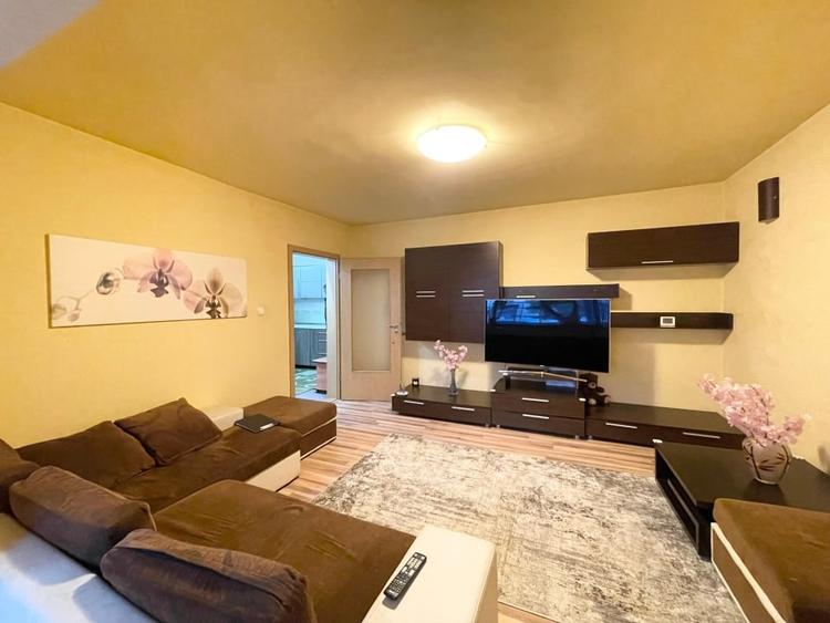 Apartament cu 4 camere decomandat, mobilat în Buziașului