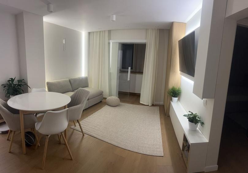 Apartament cu 4 camere decomandat în Central