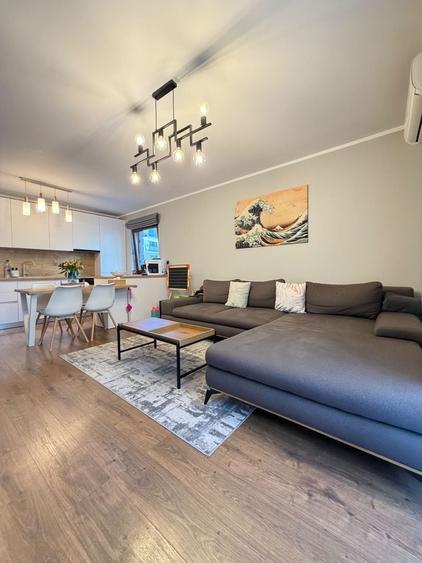 Apartament cu 3 camere semidecomandat, mobilat în Europa