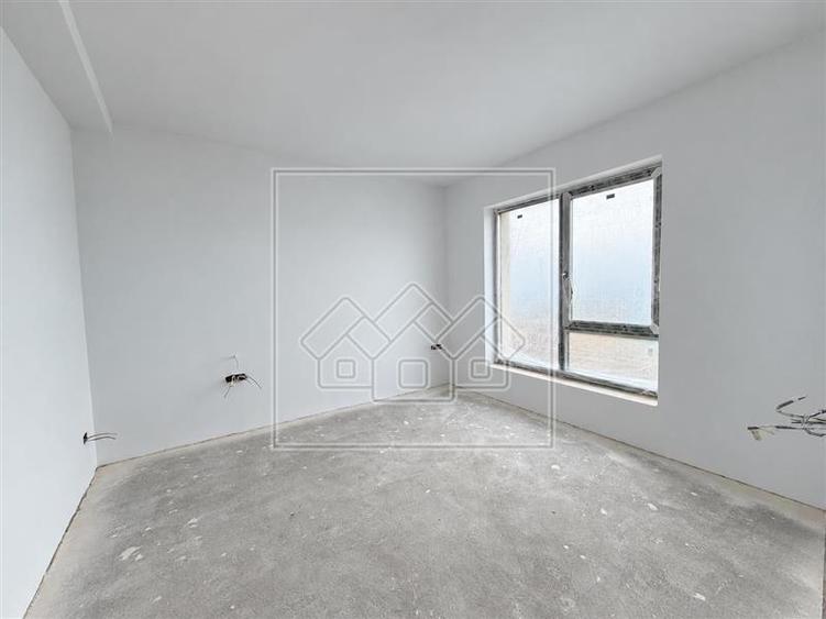 Duplex cu 5 camere cu Canalizare în Șura Mică